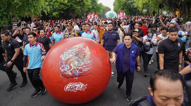 Acara Trophy Tour Piala Dunia U-17 2023, di Solo, Jawa Tengah, Minggu (5/11/2023). Hadir Ketum PSSI Erick Thohir, Walikota Solo Gibran Rakabuming Raka, dan bersama ribuan warga Surakarta yang memadati jalan dari Stadion Sriwedari menuju kawasan Pura Mangkunegaraan.