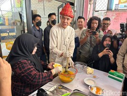 Momen Ganjar Jajal Bikin Kue Maksuba Khas Palembang