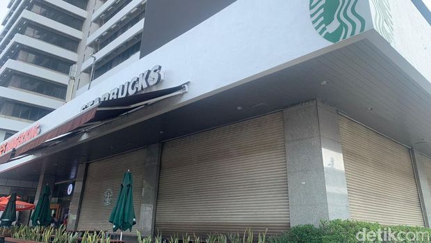 Gerai McD dan Starbucks di Thamrin tutup saat ada aksi bela Palestina di Monas. (Rumondang/detikcom)