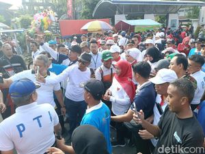Gubernur Khofifah Sebut Jalan Sehat Bangun Kerukunan di Tahun Politik Gubernur Khofifah Sebut Jalan Sehat Bangun Kerukunan di Tahun Politik