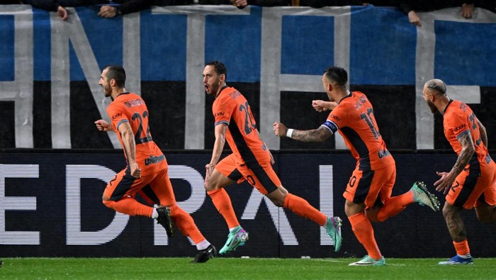 Soccer Football - Serie A - Atalanta v Inter Milan - Stadio Atleti Azzurri, Bergamo, Italy - November 4, 2023 Inter Milans Hakan Calhanoglu celebrates scoring their first goal with teammates REUTERS/Alberto Lingria