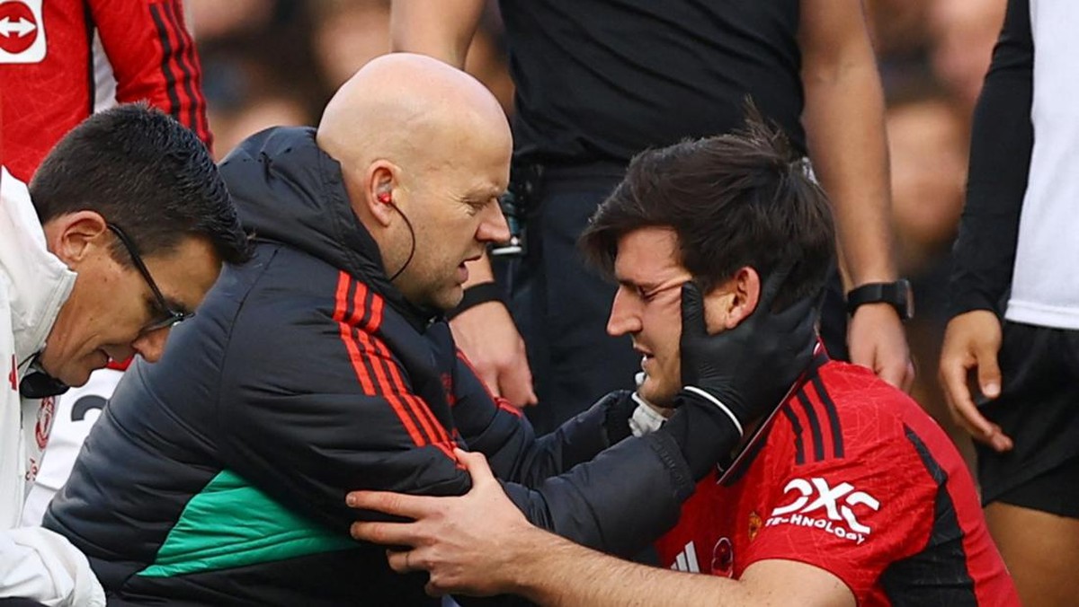 Harry Maguire sempat mendapat perawatan usai kepalanya terbentur di awal laga Fulham vs Manchester United. (Foto: HANNAH MCKAY/Reuters)