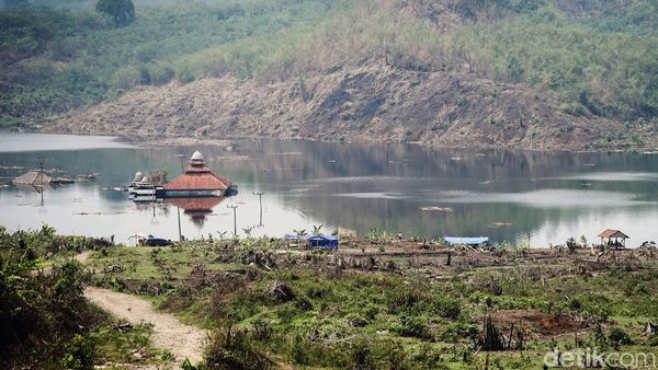 Menanti Tengelamnya Kampung Karian
