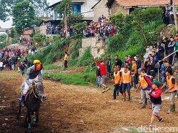 Keseruan Pacuan Kuda Tradisional di Lembang Bandung Barat