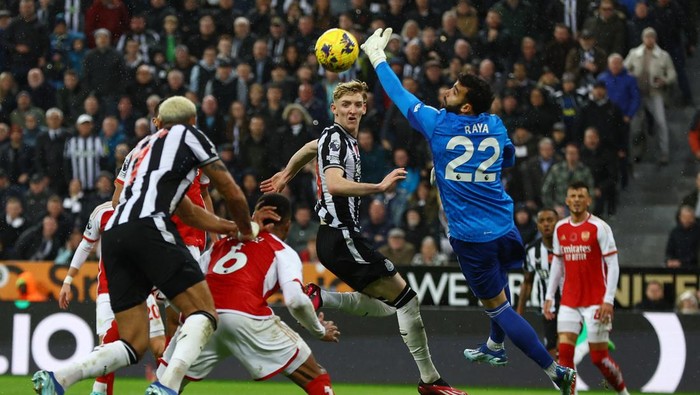 Soccer Football - Premier League - Newcastle United v Arsenal - St James Park, Newcastle, Britain - November 4, 2023 Newcastle Uniteds Anthony Gordon in action with Arsenals David Raya Action Images via Reuters/Lee Smith NO USE WITH UNAUTHORIZED AUDIO, VIDEO, DATA, FIXTURE LISTS, CLUB/LEAGUE LOGOS OR LIVE SERVICES. ONLINE IN-MATCH USE LIMITED TO 45 IMAGES, NO VIDEO EMULATION. NO USE IN BETTING, GAMES OR SINGLE CLUB/LEAGUE/PLAYER PUBLICATIONS.