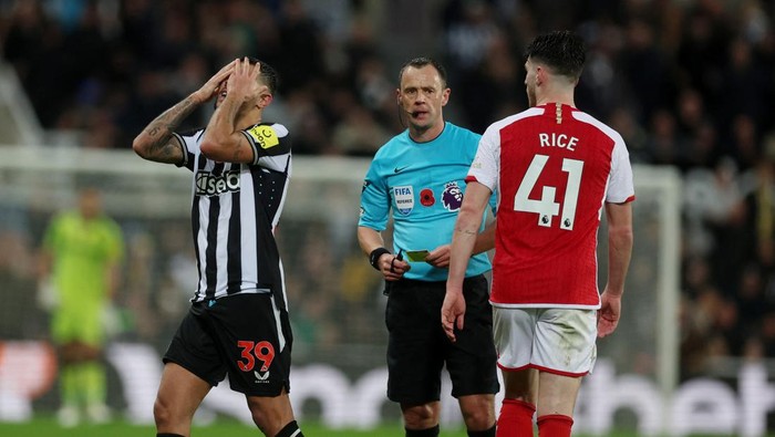 Soccer Football - Premier League - Newcastle United v Arsenal - St James Park, Newcastle, Britain - November 4, 2023 Newcastle Uniteds Bruno Guimaraes reacts after being shown a yellow card by referee Stuart Attwell Action Images via Reuters/Lee Smith NO USE WITH UNAUTHORIZED AUDIO, VIDEO, DATA, FIXTURE LISTS, CLUB/LEAGUE LOGOS OR LIVE SERVICES. ONLINE IN-MATCH USE LIMITED TO 45 IMAGES, NO VIDEO EMULATION. NO USE IN BETTING, GAMES OR SINGLE CLUB/LEAGUE/PLAYER PUBLICATIONS.