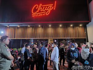 Satpol PP Segel Chug Cafe Surabaya karena Tak Kantongi Izin Satpol PP Segel Chug Cafe Surabaya karena Tak Kantongi Izin