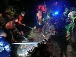 Hujan Perdana Langsung Sebabkan Longsor, Tutup Akses Jalan di Tegallalang
