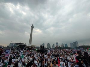 Massa di Monas Gaungkan #IndonesiaBelaPalestina Massa di Monas Gaungkan #IndonesiaBelaPalestina