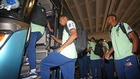 Pesepak bola Tim Nasional Brasil U 17 bersiap menaiki bus setibanya di Bandara Soekarno Hatta.
