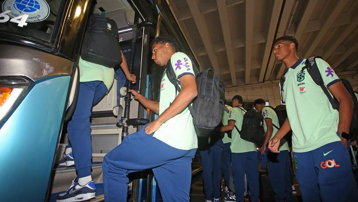 Pelatih kepala Tim Nasional Brasil U-17 Phelipe Leal memberikan keterangan pers setibanya di Bandara Soekarno Hatta, Tangerang, Banten, Sabtu (4/11/2023). Timnas Brasil yang merupakan juara bertahan dalam Piala Dunia U 17 berada di Group C bersama Iran, Kaledonia Baru dan Inggris. ANTARA FOTO/Muhammad Iqbal/rwa.