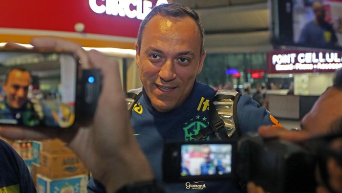 Pelatih kepala Tim Nasional Brasil U-17 Phelipe Leal memberikan keterangan pers setibanya di Bandara Soekarno Hatta, Tangerang, Banten, Sabtu (4/11/2023). Timnas Brasil yang merupakan juara bertahan dalam Piala Dunia U 17 berada di Group C bersama Iran, Kaledonia Baru dan Inggris. ANTARA FOTO/Muhammad Iqbal/rwa.