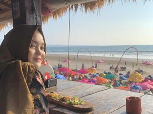 Keseruan Putri Delina saat Nongkrong dan Makan Bareng Keseruan Putri Delina saat Nongkrong dan Makan Bareng