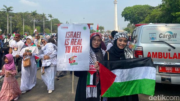 Ragam poster dukung Palestina hingga kutuk Israel mewarnai aksi bela Palestina di Monas (Devi/detikcom)