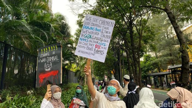 Ragam poster dukung Palestina hingga kutuk Israel mewarnai aksi bela Palestina di Monas (Devi/detikcom)