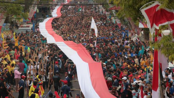 Gerak Jalan dengan Bendera Merah Putih Terpanjang Pecahkan Rekor MURI