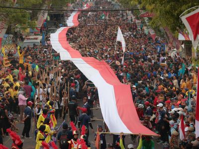 Gerak Jalan dengan Bendera Merah Putih Terpanjang Pecahkan Rekor MURI