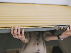 Nggak Pakai Ribet, Rolling Door Ini Bisa Dibuka Pakai Remote