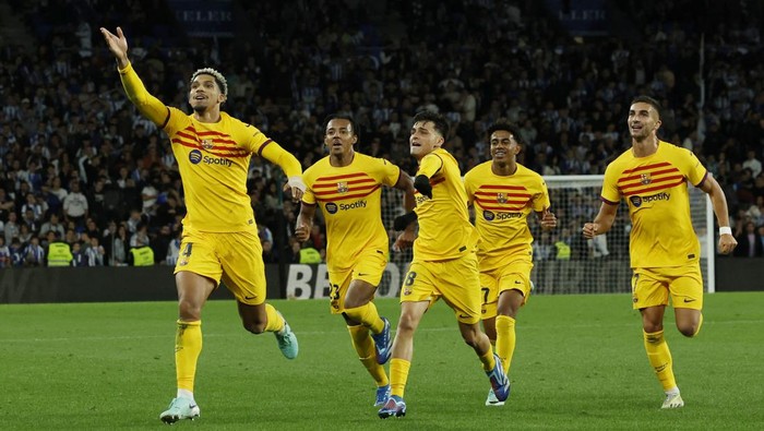 Soccer Football - LaLiga - Real Sociedad v FC Barcelona - Reale Arena, San Sebastian, Spain - November 4, 2023 FC Barcelonas Ronald Araujo celebrates scoring their first goal with teammates REUTERS/Vincent West