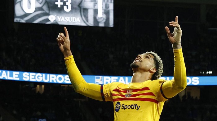 Soccer Football - LaLiga - Real Sociedad v FC Barcelona - Reale Arena, San Sebastian, Spain - November 4, 2023 FC Barcelonas Ronald Araujo celebrates scoring their first goal with teammates REUTERS/Vincent West