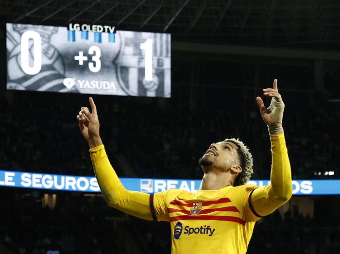 Soccer Football - LaLiga - Real Sociedad v FC Barcelona - Reale Arena, San Sebastian, Spain - November 4, 2023 FC Barcelona's Ronald Araujo celebrates scoring their first goal with teammates REUTERS/Vincent West