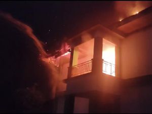 Mess FIK UNP Terbakar, Sempat Terdengar Ledakan-Kerugian Capai Rp 1 M Mess FIK UNP Terbakar, Sempat Terdengar Ledakan-Kerugian Capai Rp 1 M