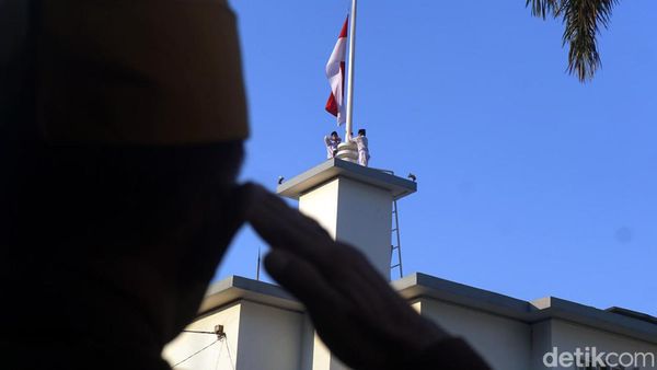Antusiasme Warga Saksikan Parade Juang di Surabaya