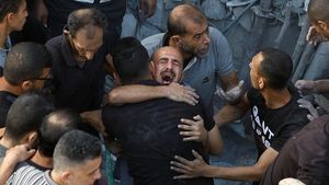 Suasana Duka Keluarga Korban Serangan Israel di Rumah Sakit Gaza