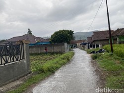 Densus Geledah 2 Rumah Terduga Teroris di Sukabumi, HP-Sepatu Disita