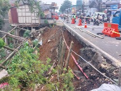 Tebing Setinggi 25 Meter di Jl Raya Tajur Bogor Longsor, Lalin Macet