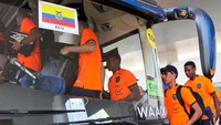 Sejumlah pemain sepakbola Timnas Ekuador U-17 masuk kedalam bus setibanya di Bandara Internasional Juanda Surabaya.