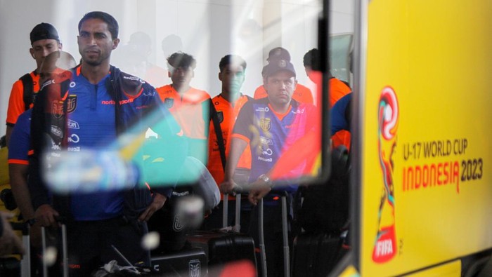 Sejumlah pemain sepakbola Timnas Ekuador U-17 tiba di Bandara Internasional Juanda Surabaya di Sidoarjo, Jawa Timur, Minggu (5/11/2023). Kedatangan pemain Timnas Ekuador U-17 tersebut untuk melakukan persiapan sebelum bertanding di Piala Dunia U-17 dalam Grup A bersama Timnas Indonesia, Panama dan Maroko pada 10 November 2023 di Stadion Gelora Bung Tomo (GBT) Surabaya. ANTARA FOTO/Umarul Faruq/YU