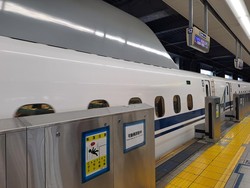 Hii... Ada Ular di Kereta Shinkansen Jepang