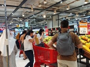 Banjir Diskon, Buah-buahan di Transmart Full Day Sale Diserbu Pengunjung