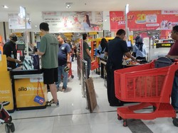 Jelang Transmart Full Day Sale Berakhir, Pengunjung Padati Meja Kasir