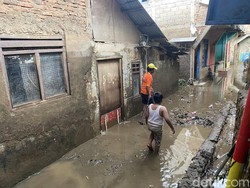 Warga Cawang Sempat Kebanjiran 2 Meter: Hujan Pertama Langsung Dikasih Rezeki