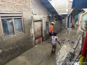 Warga Cawang Sempat Kebanjiran 2 Meter: Hujan Pertama Langsung Dikasih Rezeki Warga Cawang Sempat Kebanjiran 2 Meter: Hujan Pertama Langsung Dikasih Rezeki