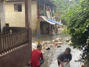 Warga Condet Jaktim Bersih-bersih Rumah Usai Banjir 1,5 Meter Surut