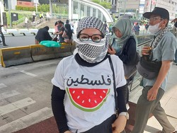 Beri Dukungkan untuk Palestina, Warga Pakai Baju Semangka di CFD Jakarta