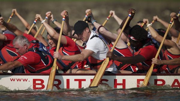 Aksi Pangeran William Ikut Dayung Perahu Naga di Singapura