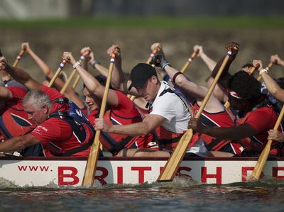 Aksi Pangeran William Ikut Dayung Perahu Naga di Singapura