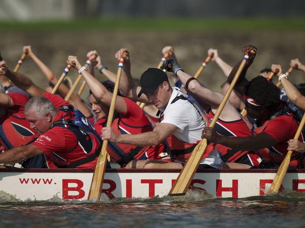 Aksi Pangeran William Ikut Dayung Perahu Naga di Singapura