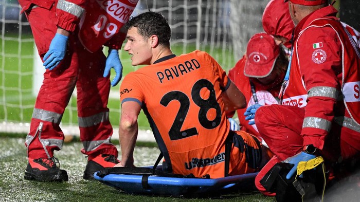 Soccer Football - Serie A - Atalanta v Inter Milan - Stadio Atleti Azzurri, Bergamo, Italy - November 4, 2023 Inter Milans Benjamin Pavard receives medical attention on a stretcher after sustaining an injury REUTERS/Alberto Lingria