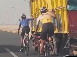 Viral Aksi Bahaya Rombongan Pesepeda Gandol ke Truk di Suramadu