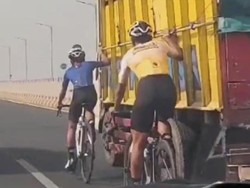 Viral Aksi Bahaya Rombongan Pesepeda Gandol ke Truk di Suramadu