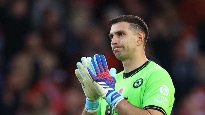 Soccer Football - Premier League - Nottingham Forest v Aston Villa - The City Ground, Nottingham, Britain - November 5, 2023 Aston Villas Emiliano Martinez looks dejected after the match REUTERS/Molly Darlington NO USE WITH UNAUTHORIZED AUDIO, VIDEO, DATA, FIXTURE LISTS, CLUB/LEAGUE LOGOS OR LIVE SERVICES. ONLINE IN-MATCH USE LIMITED TO 45 IMAGES, NO VIDEO EMULATION. NO USE IN BETTING, GAMES OR SINGLE CLUB/LEAGUE/PLAYER PUBLICATIONS.