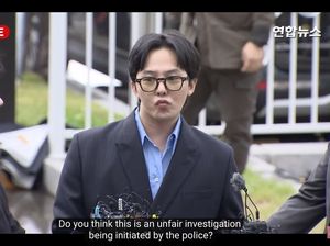 G-Dragon Sukarela Tes Narkoba, Gestur Tangan Disorot Saat ke Kantor Polisi G-Dragon Sukarela Tes Narkoba, Gestur Tangan Disorot Saat ke Kantor Polisi