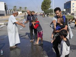 Video: Pilu Warga Palestina Berjalan 15 Jam Demi Cari Tempat Aman