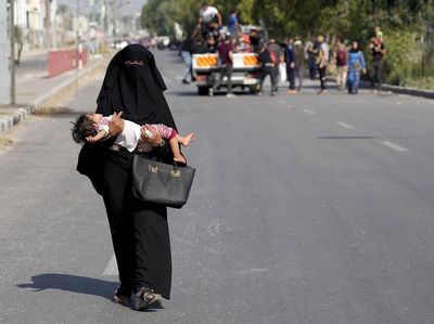 Gendong Balita, Warga Gaza Ngungsi dengan Berjalan Kaki