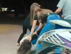 Viral Remaja Perempuan Dikeroyok-Dijambak di Parkiran Minimarket